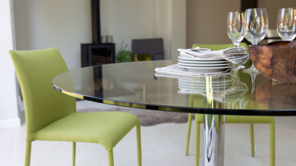 Стеклянные столы на кухню: чем хороши и как ухаживать?