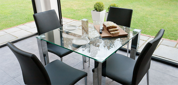 Стеклянные столы на кухню: чем хороши и как ухаживать?