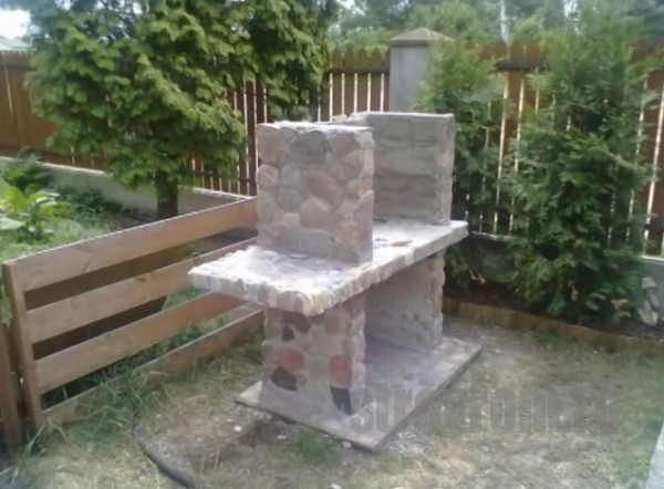 Строительство коптильни барбекю из камня в фото