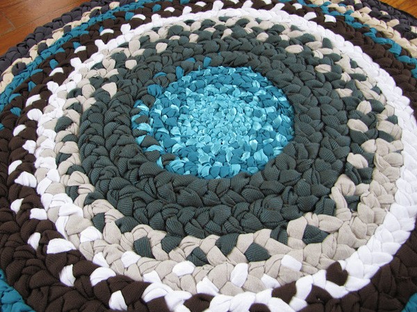Плетем коврик своими руками: 3 способа — из ниток, косичек и помпонов в фото