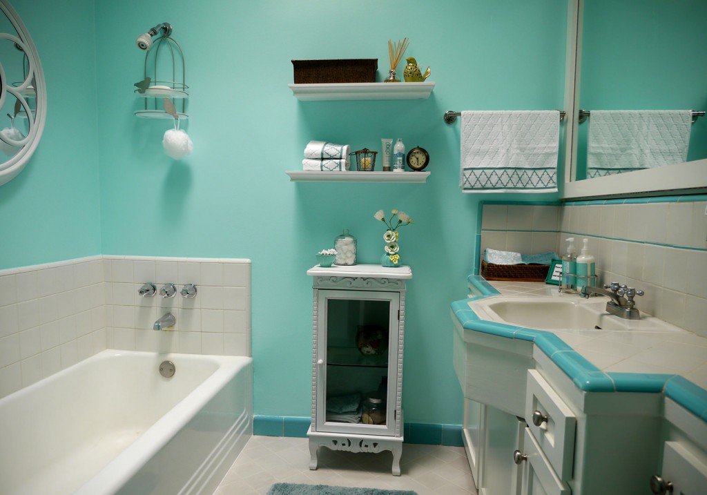 Покраска стен ванной комнаты своими руками фото