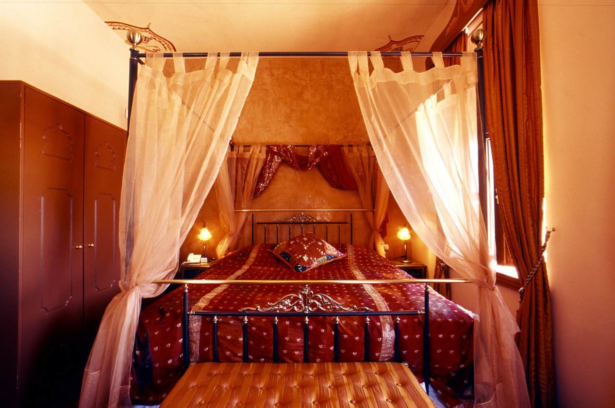 спальня в восточном стиле в маленькой комнате