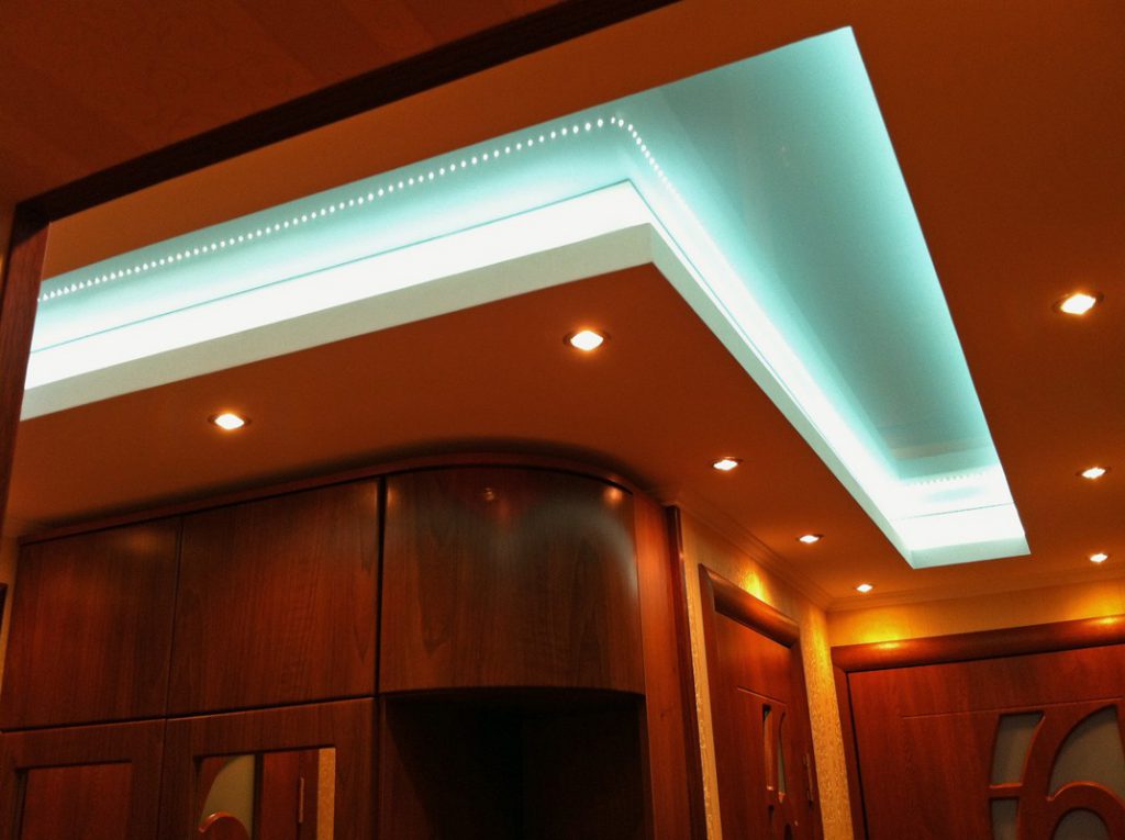 Светодиодная подсветка потолка в г-образном коридоре