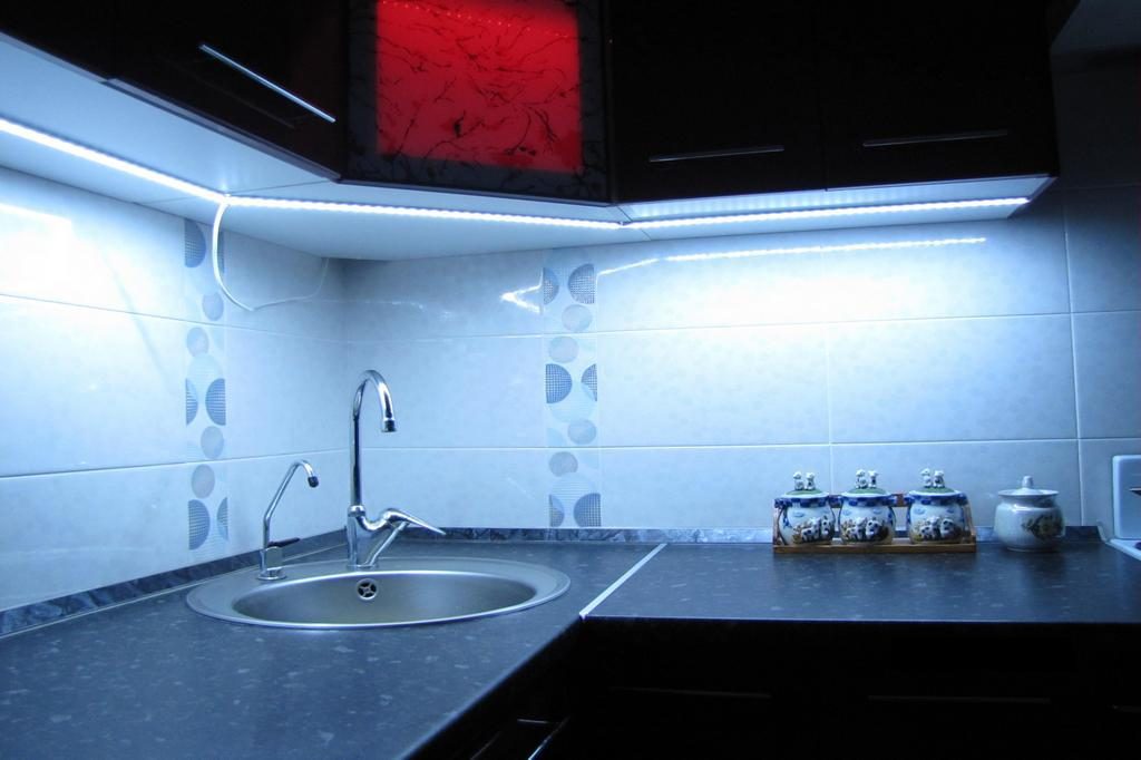 Светодиодная подсветка на кухне под шкафами