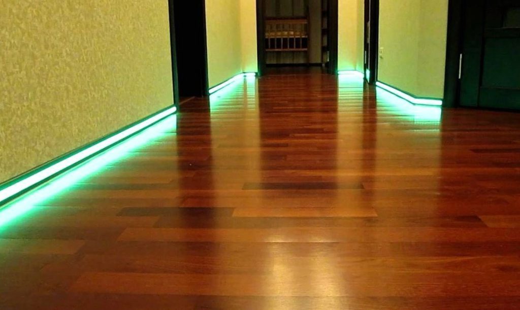 Светодиодная подсветка пола в коридоре