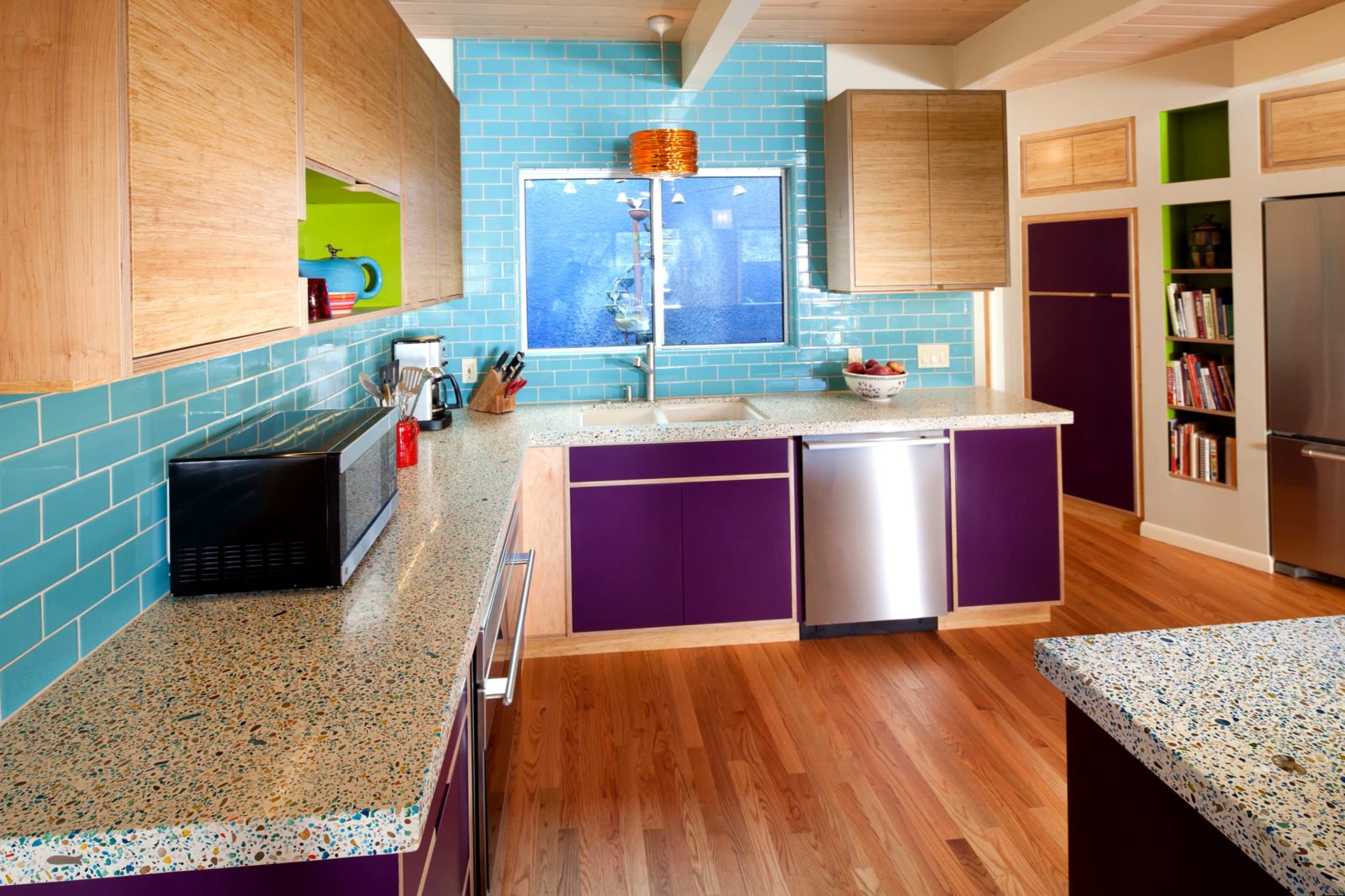 Дизайн кухни с панелями. Цветные кухни. Разноцветная кухня. Кухни цветовые решения. Разноцветные стены на кухне.