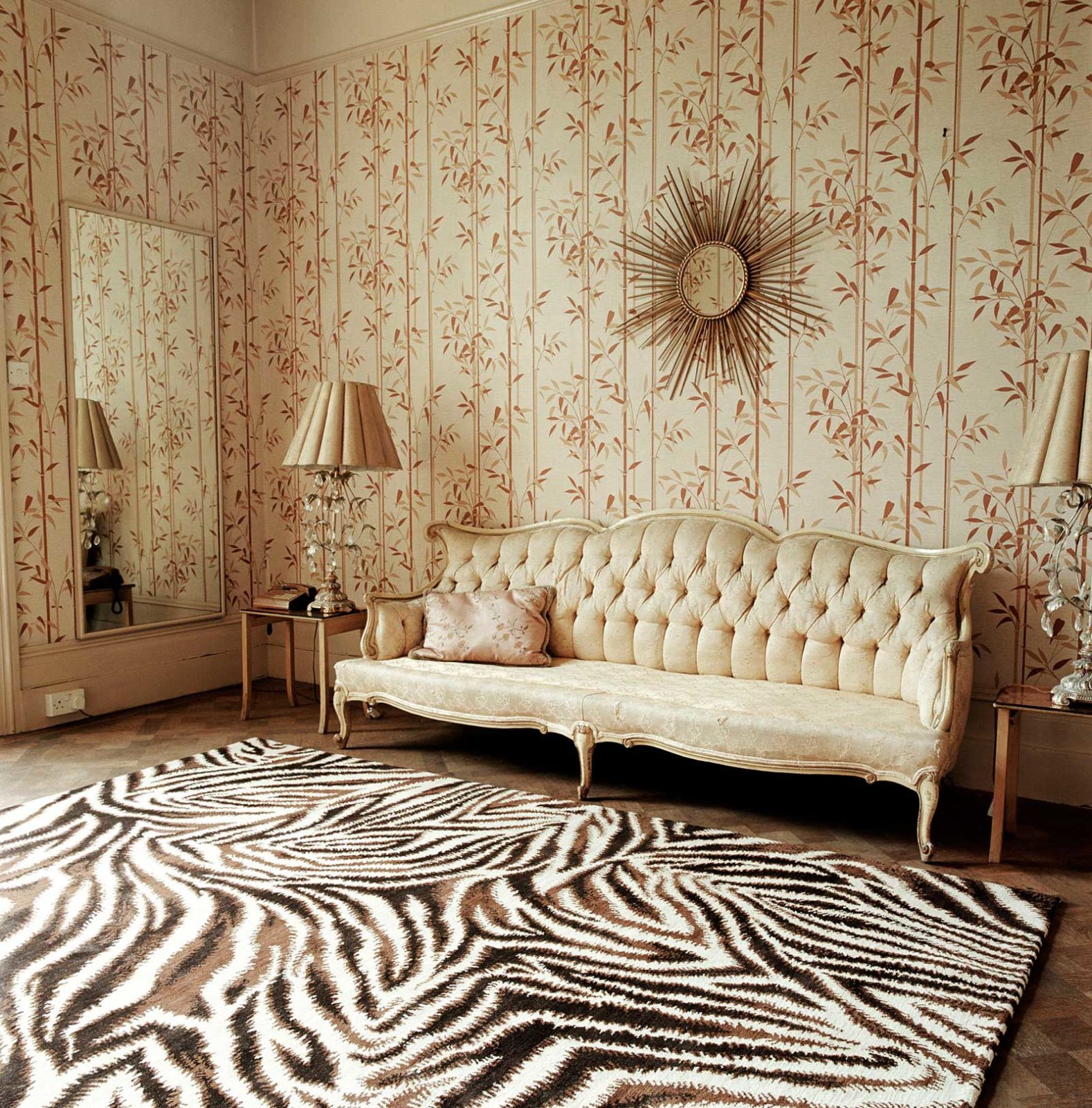 интерьер гостиной с бордовым ковром на полу