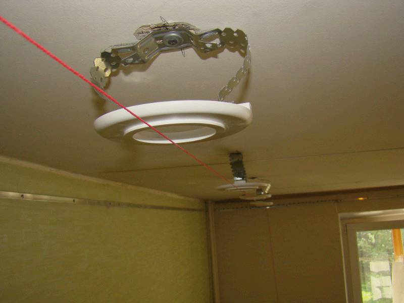 установка точечных светильников в натяжной потолок
