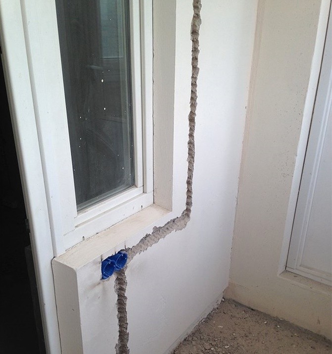 Штроба под кабель в стене на балконе