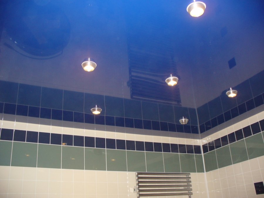 точечная подсветка натяжного потолка в ванной