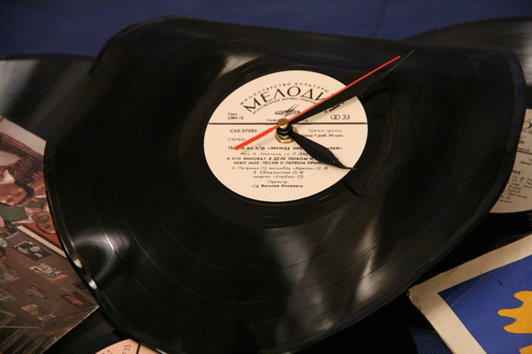 Часы из старых виниловых пластинок своими руками: 3 оригинальных мастер-класса