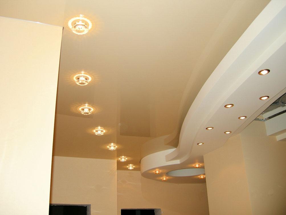 Точечное освещение потолка в коридоре