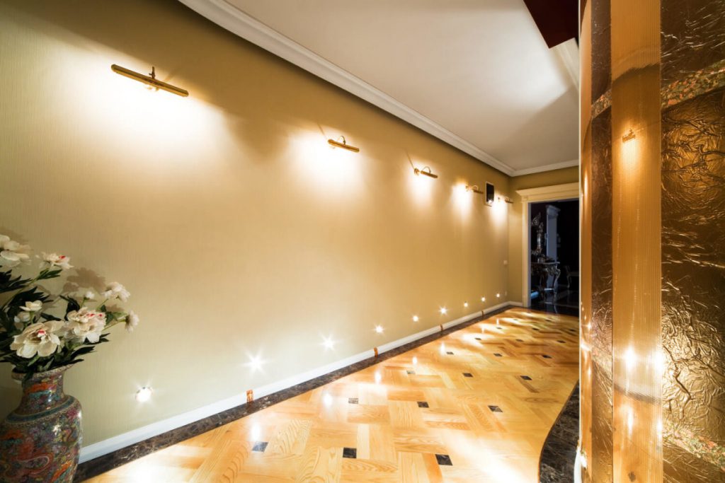 Освещение коридора с высоким потолком
