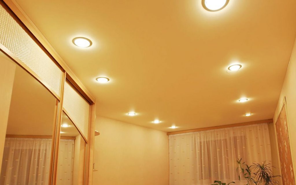 точечные светильники в натяжном потолке