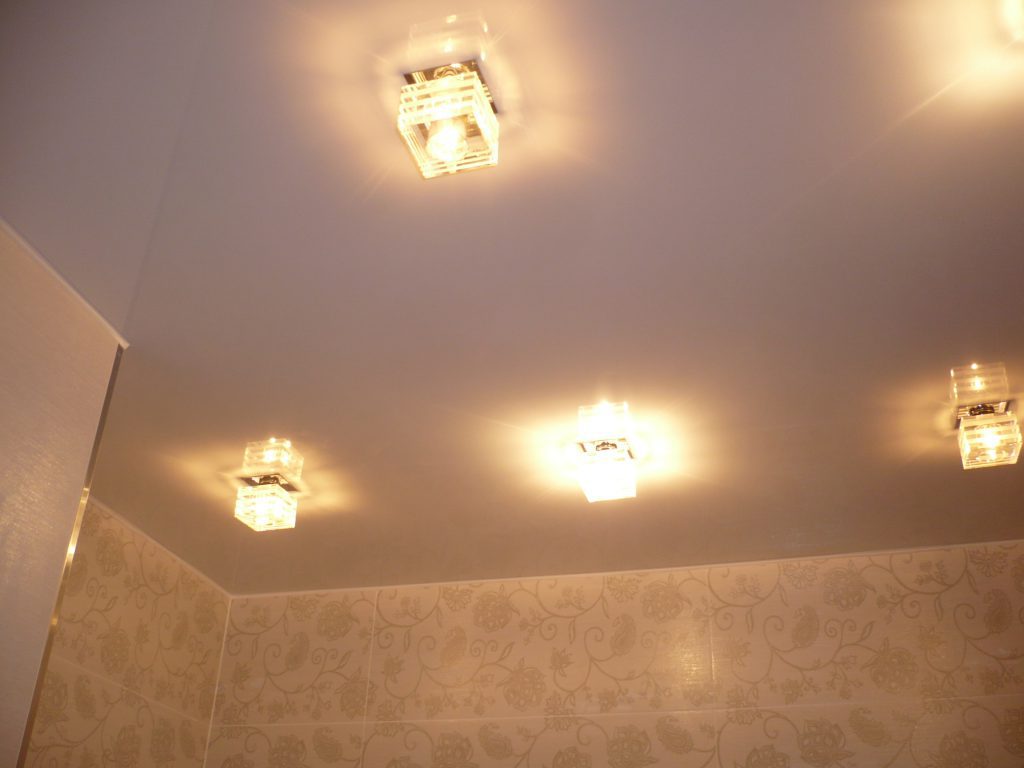 точечные светильники в ванной