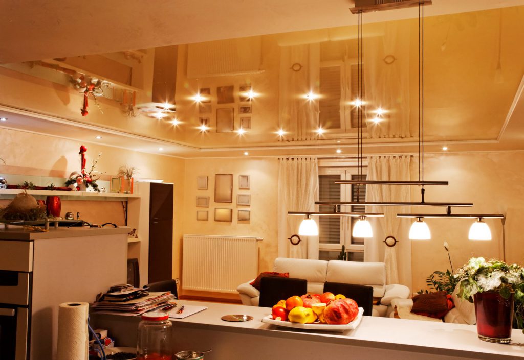 Точечное освещение потолка на кухне