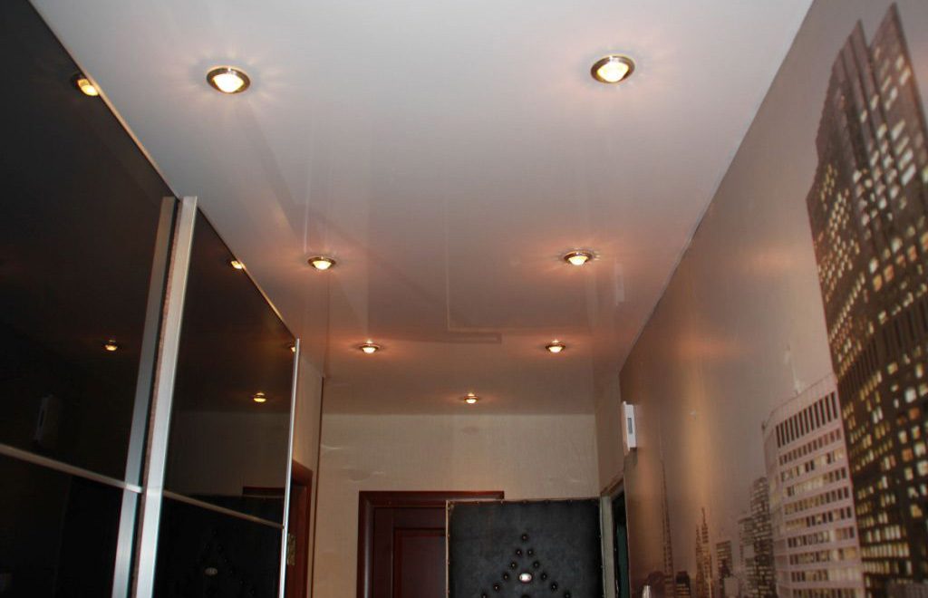 Точечное освещение потолка в прихожей