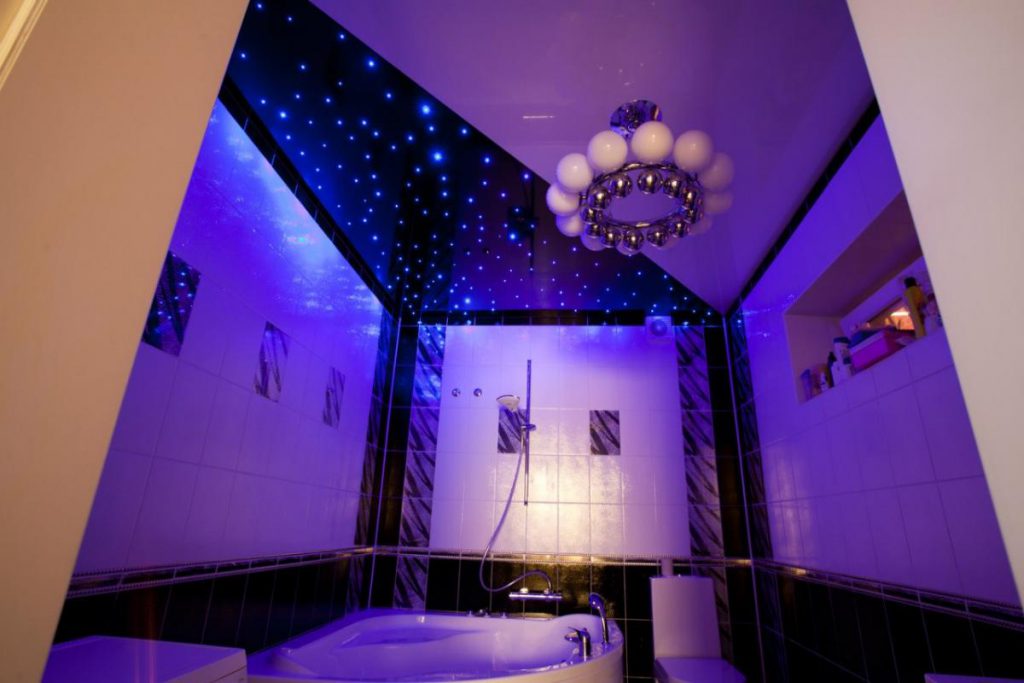 светодиодная подсветка в натяжном потолке в ванной