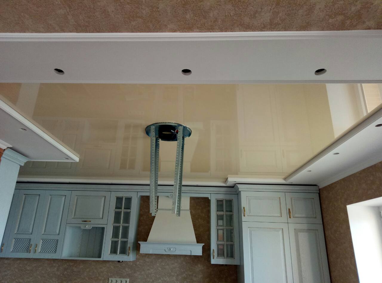 натяжной потолок на кухне с вытяжкой на потолке