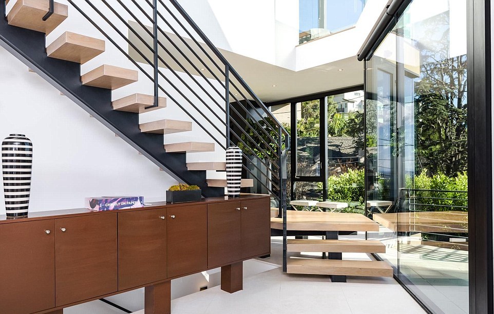 Дом в стиле модерн на Голливудских холмах - как устроился Дольф Лунгрен