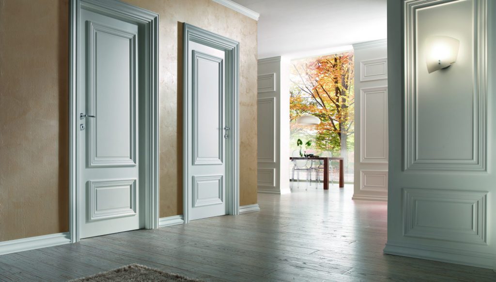 Белые двери в классическом стиле