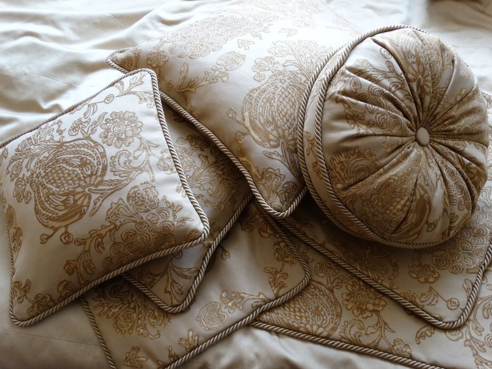 Декоративные подушки в классическом стиле
