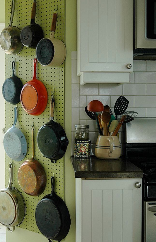 5 свежих решений по хранению сковородок на кухне