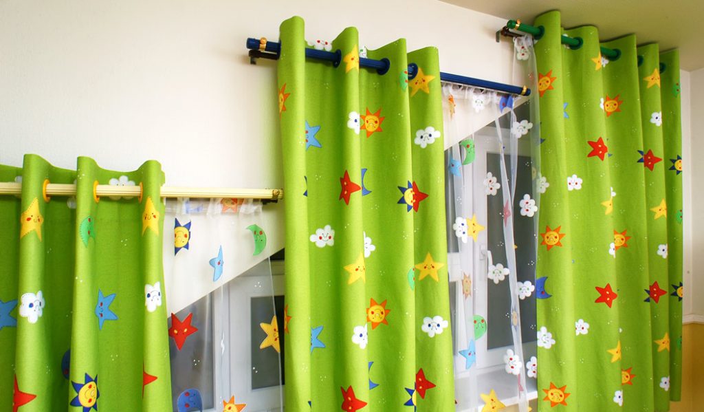 Оформление окон в детской комнате: правила хорошего дизайна