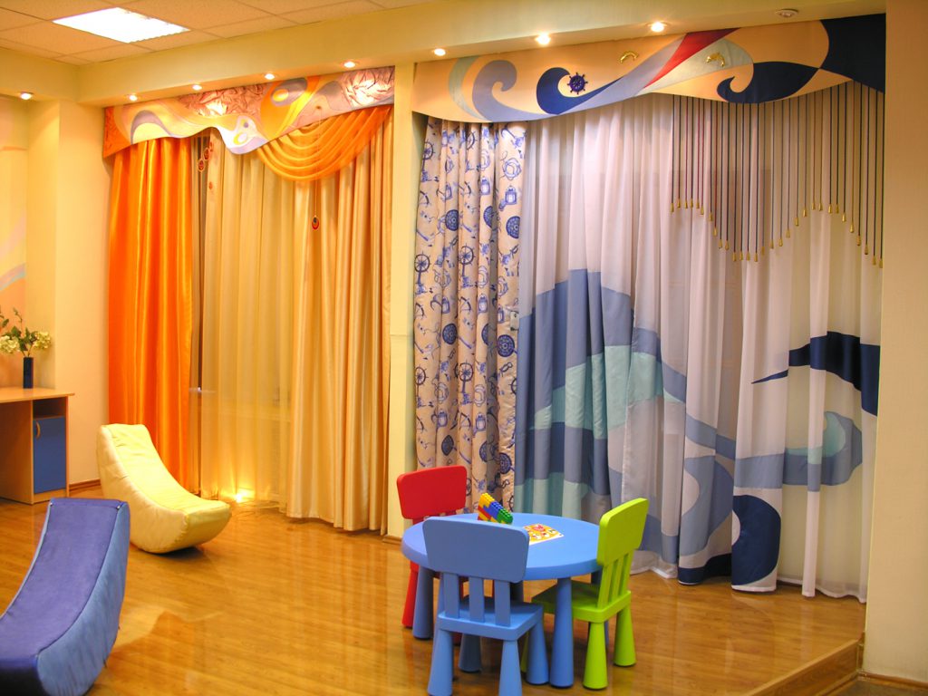 Оформление окон в детской комнате: правила хорошего дизайна