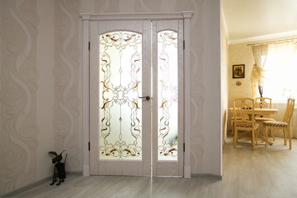 Белые двери с витражным рисунком