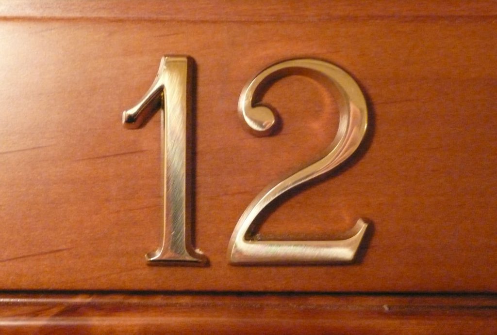 Номер квартиры на входную дверь: виды изделий и способы крепления (+45 фото)