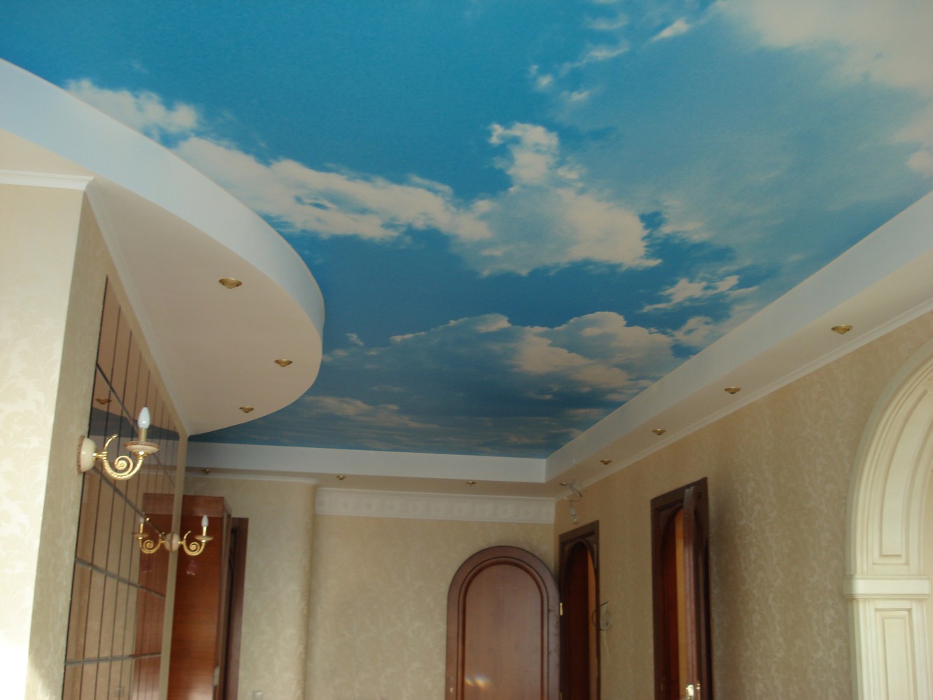 Обои с облаками для визуального расширения комнаты: советы по выбору и оклейке на потолок