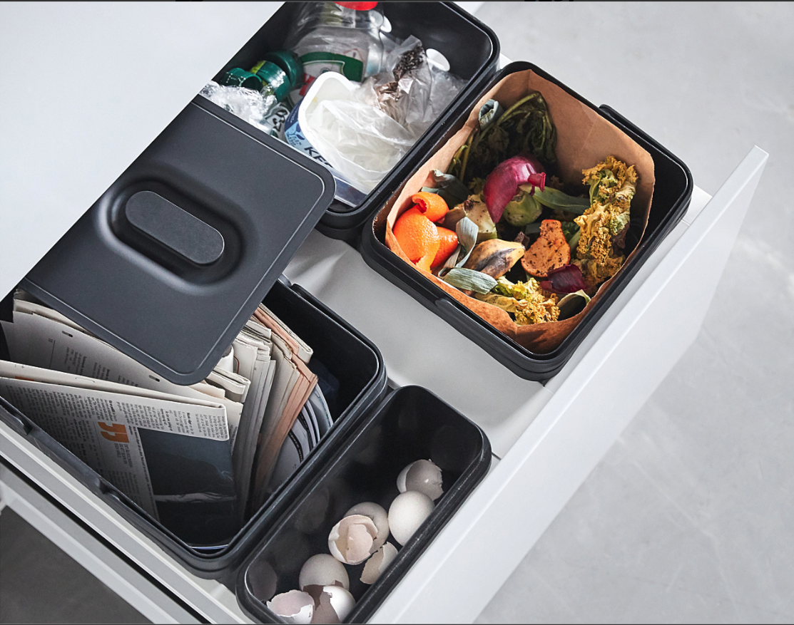Как красиво организовать раздельный сбор мусора у себя на кухне?