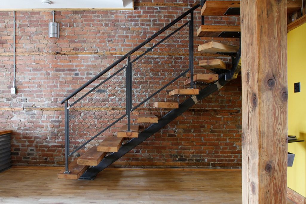 Лестница с решетчатыми перилами в частном доме