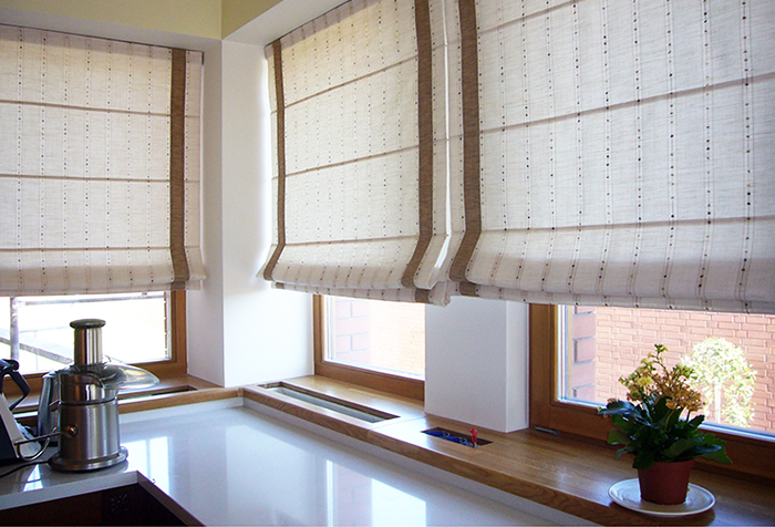 Дизайн кухонного окна: выбираем шторы, украшаем подоконник