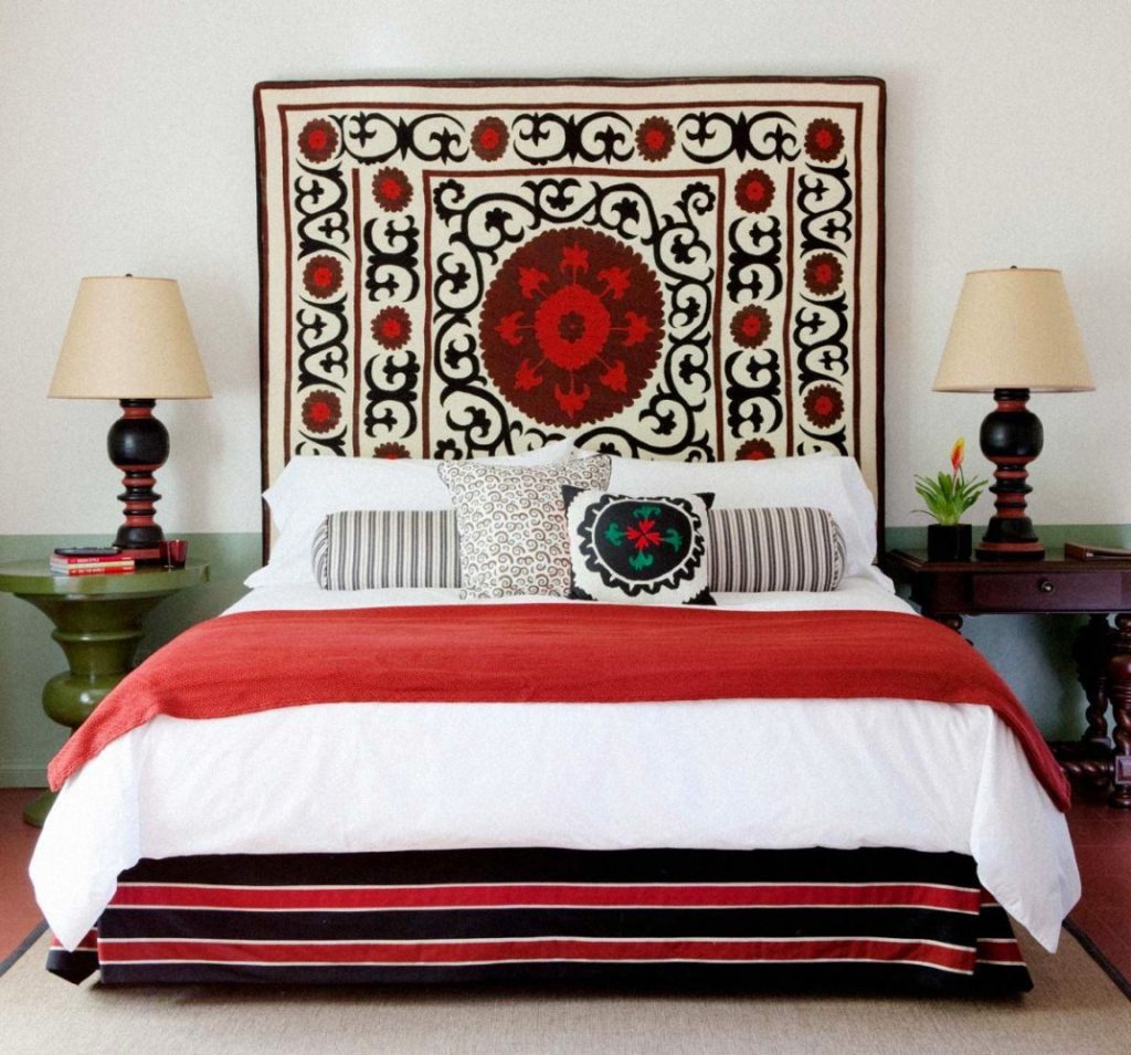 Декоративный коврик на стене в спальне
