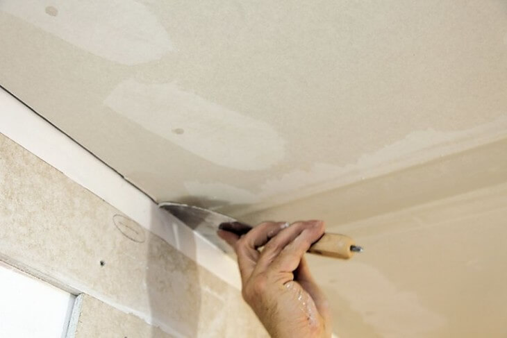 Советы по покраске потолка из пенопластовых плит