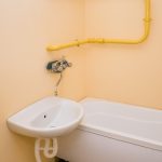 7 оригинальных способов спрятать трубы в ванной