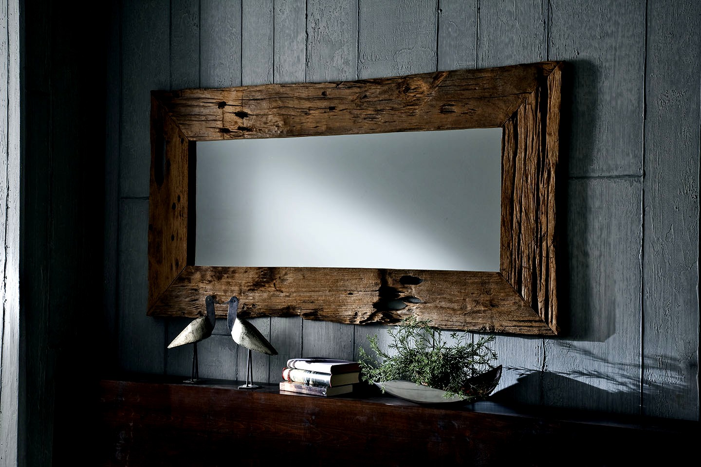 Зеркало в деревянной оправе