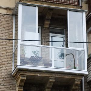 Использование полностью остекленного балкона