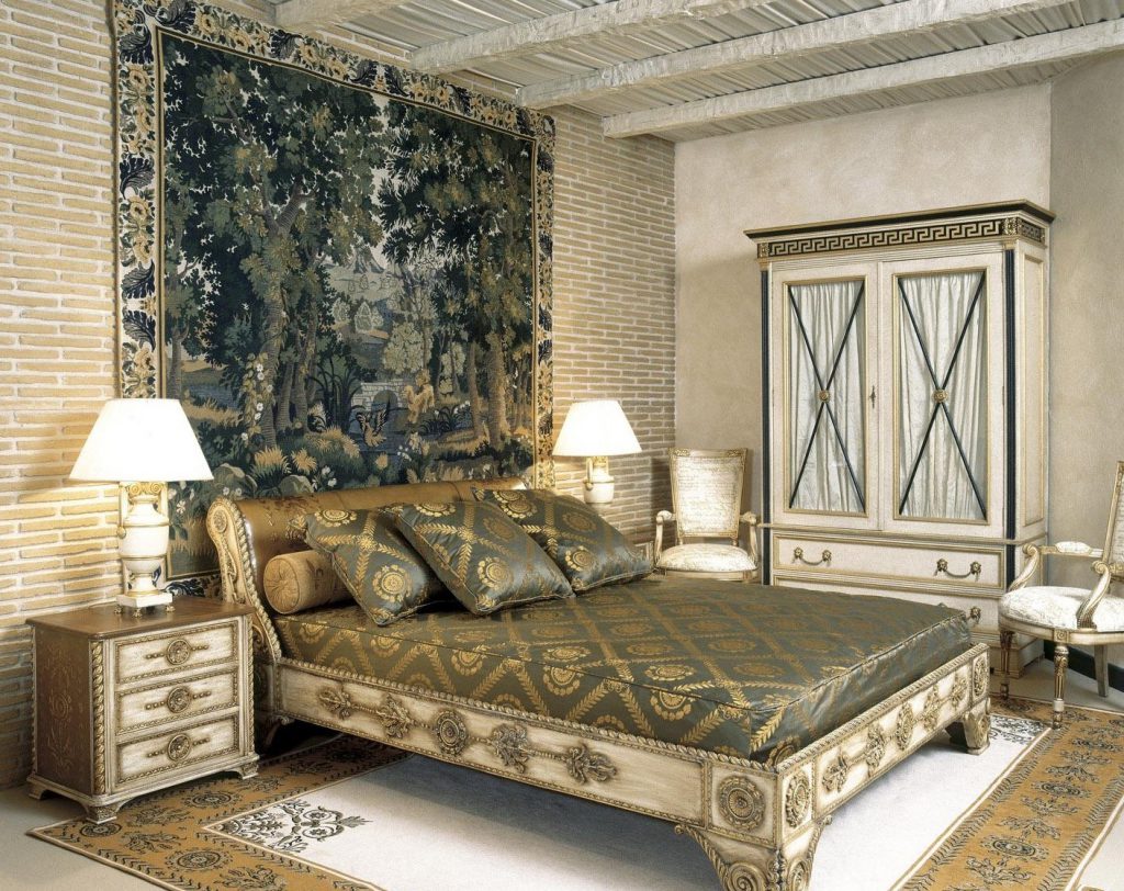 Ковер на стене в спальне классического стиля