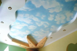 Как украсить потолок своими руками: лепнина, роспись, фотообои		