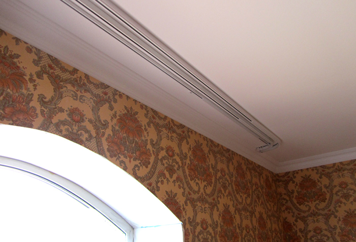 Как крепить потолочный карниз к обычным и натяжным потолкам?