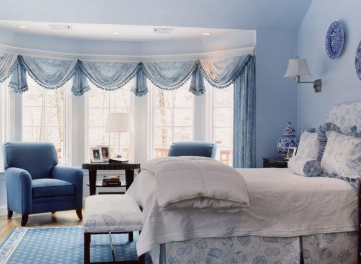 Голубые шторы в гостиной фото