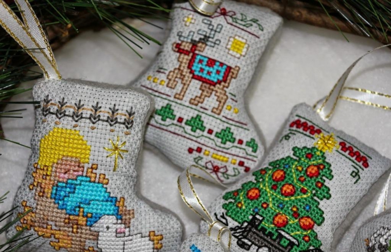 Схема новогодней вышивки крестом: петух и игрушки, маленькие миниатюры, сапожки и мотивы, дед Мороз на елку
