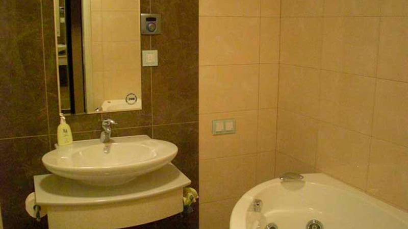 Розетка в ванной комнате: особенности выбора и монтажа