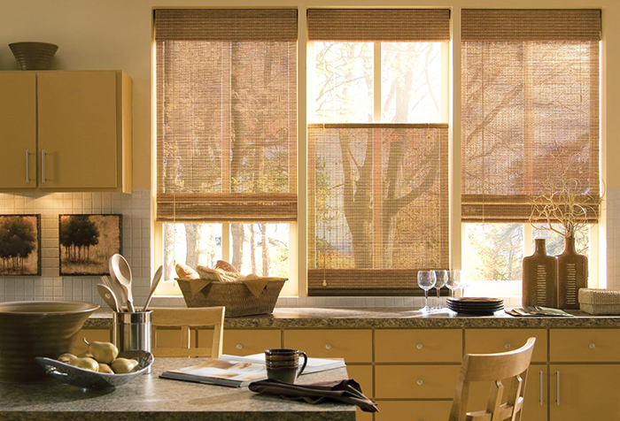 Дизайн кухонного окна: выбираем шторы, украшаем подоконник