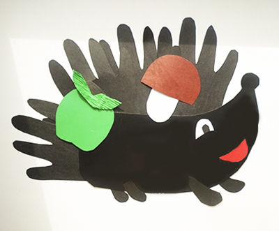 Аппликация из ладошек в детском саду: картинки ежика и лебедя с фото