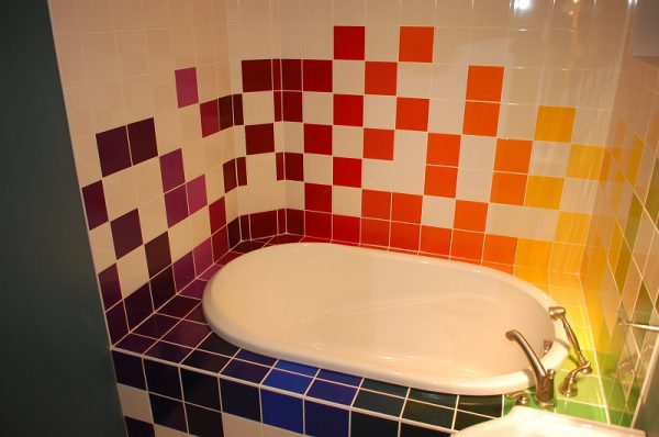 Покраска плитки в ванной — как и чем это сделать