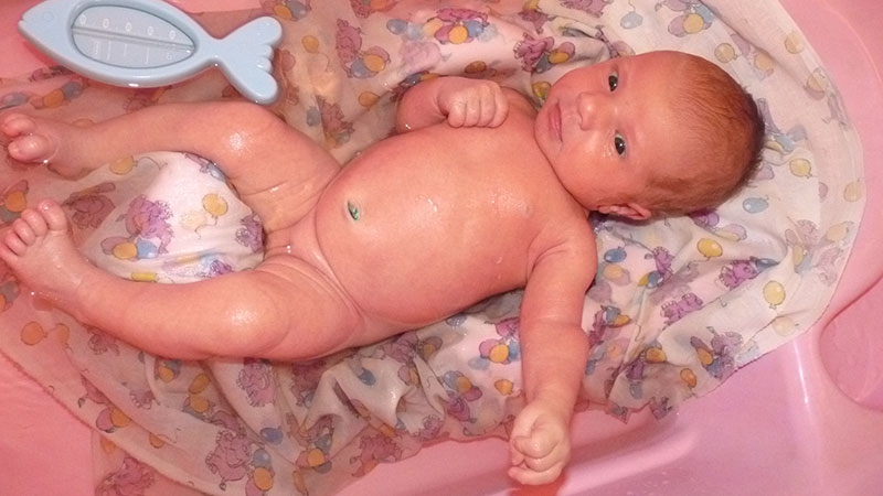 Купание новорожденного в большой ванне: видео инструкция